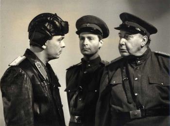 V.L.N.r. Piet Kamerman, Ton Kuyl en Albert van Dalsum, in een act; Foto Foto
