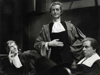 V.l.n.r. Frits Butzelaar, Eric van Ingen en Adolf Rijkens in een act; Foto Foto