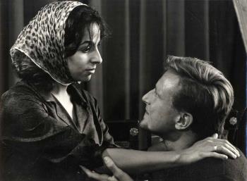 Shireen Strooker en Peter Oosthoek in een act; Foto Foto