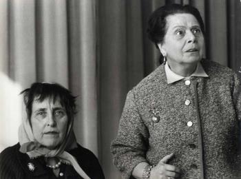 Loudi Nijhoff links en Marie Hamel in een act; Foto Foto