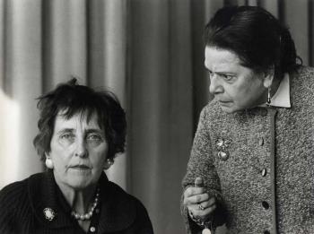 Loudi Nijhoff en Mari Hamel in een act; Foto Foto