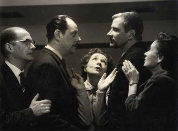 Televisiescene met Joop Doderer en anderen; Foto Foto