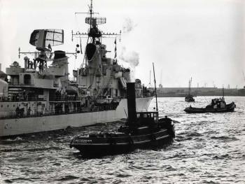 Vertrek marineschip uit Amsterdamse haven; Foto Foto