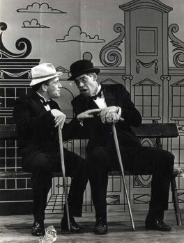 Florentius (Floor) Willem Kist en Paul van Vliet zittend op een bankje in een act; Foto Foto