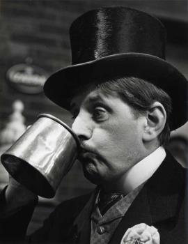 Portretfoto van Joop Doderer drinkend uit een beker; Foto Foto