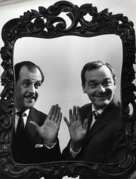 Joop Doderer en Jan Blaaser samen voor een spiegel; Foto Foto