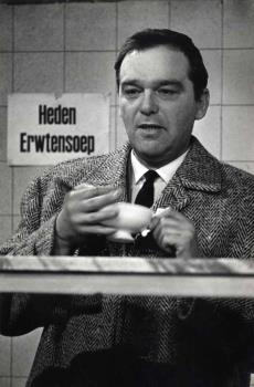Jan Blaaser met een kop erwtensoep in de hand; Foto Foto
