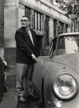 André Meurs staand bij zijn auto; Foto Foto