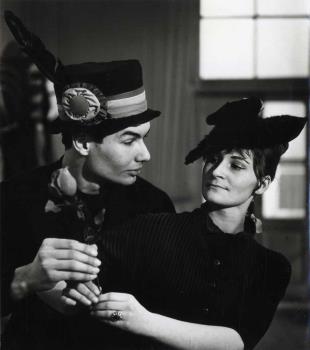 Portretfoto van Paul van Vliet en onbekende actrice/cabaretiere; Foto Foto