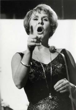 Portretfoto van Rita Reys achter de microfoon; Foto Foto