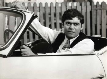 Johnny Lion, pseudoniem van John van Leeuwarden, in een open auto; Foto Foto