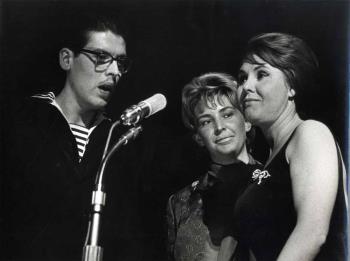 Rita Reys (rechts) met twee onbekende artiesten; Foto Foto