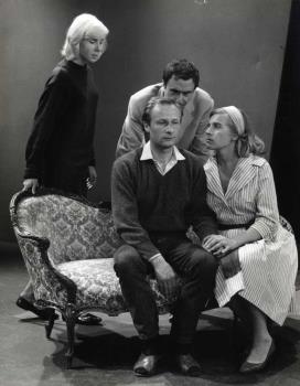 V.l.n.r.: Liesbeth Struppert als Lora, Cor van Rijn als Tony, Paul Cammermans als Ernest en Annemarie Prins als Winnifred; Foto Foto