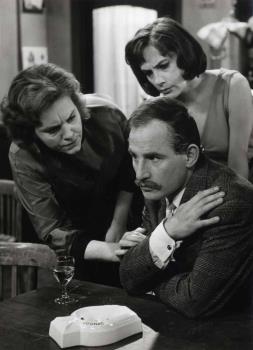 V.l.n.r.: Een onbekende actrice, Julien Schoenaerts (1925-2006) en Elisabeth Versluys (1923-2011); Foto Foto