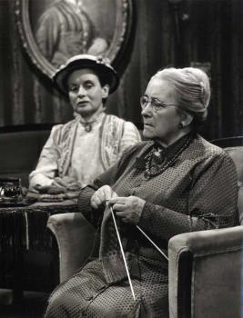 Op de achtergrond: Carla de Raet. Op de voorgrond: Hetty Beck; Foto Foto