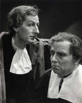 Links: Eric van Ingen Cotton. Rechts: Adolf Rijkens als Winthrop; Foto Foto