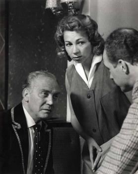 Frits van Dijk als grootvader, Mia Goossen als secretaresse en Carl van der Plas als kleinzoon; Foto Foto