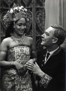 Harline Respati als dochter van André Valerius, oud-resident van Nederlands-Indië, gespeeld door Pim Dikkers; Foto Foto
