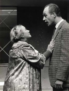 Links: Hetty Beck. Rechts: een onbekende acteur; Foto Foto