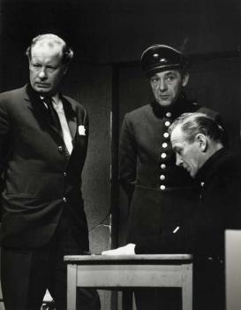 Links: Jan Retel. Rechts: twee onbekende acteurs; Foto Foto