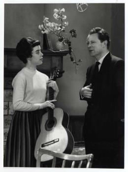 Cesarine Hock met een gitaar in haar handen, en Jelle Pieter Dedde de Vries (1921-1999); Foto Foto