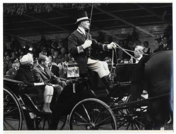 Koningin Beatrix en Prins Claus worden tijdens een defilé verwelkomd; Foto Foto