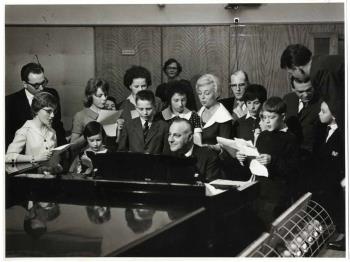 Fragment uit de KRO-radiouitzending 'Tierelantijnen' met publiek; achter de piano Tonny Schifferstein; Foto Foto