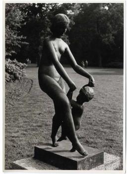 Beeldhouwwerk van brons bestaande uit een beeld van een vrouw en een beeld van een kind; Foto Foto