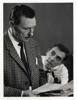 Toneelspelfragment met links Richard Flink met zijn zoon Coenraad (Coen) Flink; Foto Foto