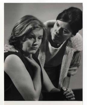 Maria de Booy en rechts Gesina Maria (Ina) van Faassen in de KRO-televisieuitzending 'Het Chinese Landhuis" van 6 september 1961; Foto Foto