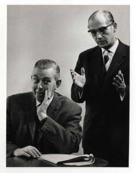 Willy Ruys en rechts Herbert Joeks in 'Twee oude dames openen het Vuur', uitgezonden op 19 januari 1961 door de KRO.; Foto Foto