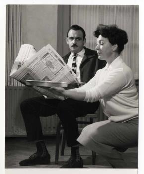Bob Verstraete als meneer Stam en Teddy (Tietje) Schaank als mevrouw Stam in het televisiespel 'School voor Volwassenen', uitgezonden door de KRO op 13 november 1960.; Foto Foto