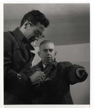 Jonkheer Eric van Ingen als James Coogan en rechts Willy Ruys als Goldstein in het televisiespel 'Een Dag in Angst', uitgezonden door de KRO op 1 december 1960.; Foto Foto