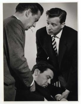 Ab Abspoel links, Bob Goedhart en rechts Manfred de Graaf in het televisiespel 'Een Moordverhaal", uitgezonden door de KRO op 14 mei 1960.; Foto Foto