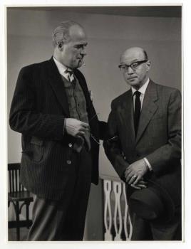 Lodewijk Gerard (Lo) van Hensbergen links, en rechts Chris Baay in het televisiespel 'Een Moordverhaal", uitgezonden door de KRO op 19 mei 1960.; Foto Foto
