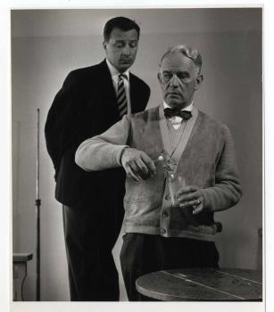 Ab Abspoel en rechts Cruys Voorbergh in het televisiespel 'Een Moordverhaal", uitgezonden door de KRO op 19 mei 1960.; Foto Foto