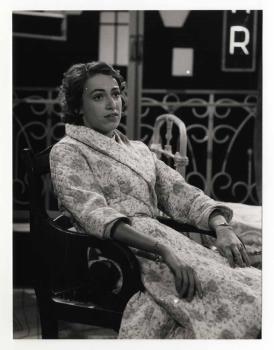 Catharina Maria Martina (Trins) Snijders zit op een stoel.; Foto Foto