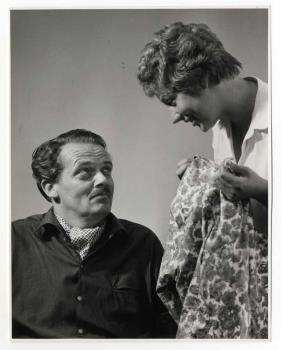 Peter Aryans, pseudoniem van Peter Carolus Jan Vander, als Ted, en Marlies van Alcmaer, pseudoniem van Margaretha Elisabeth Wilhelmina Smal, als Carol Meredith in het KRO-televisiespel 'De Vijf Kruisjes', uitgezonden op 8 september 1960.; Foto Foto