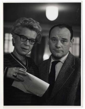 Fien Berghegge en Bernhard Justus Droog in een televisiespel.; Foto Foto