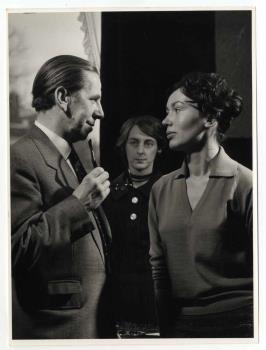 Joan Remmelts, Johanna Elisabeth (Els) Bouwman en rechts Helena Christina (Heleen) van Meurs in een televisiespel.; Foto Foto