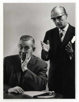 Willy Ruys en rechts Herbert Joeks in het televisiespel 'Twee oude dames openen het Vuur', uitgezonden op 19 januari 1961 door de KRO.; Foto Foto