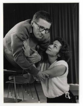 Coen Flink als Ben en Mia Goossen als Anna Skwenzy in het KRO-televisiespel 'De Brug der Zuchten', uitgezonden op oktober 1960.; Foto Foto