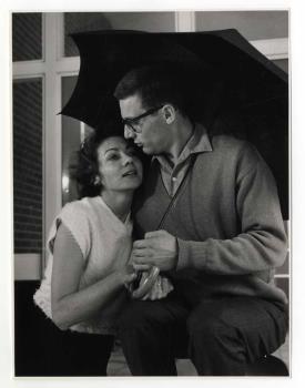 Coen Flink als Ben en Mia Goossen als Anna Skwenzy in het KRO- televisiespel 'De Brug der Zuchten', uitgezonden in oktober 1960.; Foto Foto
