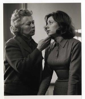 Fien Berghegge als mevrouw Weggeef en rechts Ingeborg Elzevier als Emmy in het televisiespel 'School voor Volwassenen', uitgezonden door de KRO op 5 maart 1961.; Foto Foto