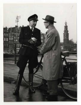 Jan Verkoren als agent Brunsma en Chris Baay als meneer Wens in het televisiespel 'School voor Volwassenen', uitgezonden door de KRO op 5 maart 1961.; Foto Foto