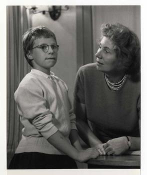 Marijke van Weely en rechts Riek Schagen in het televisiespel 'School voor Volwassenen', uitgezonden door de KRO op 13 november 1960.; Foto Foto