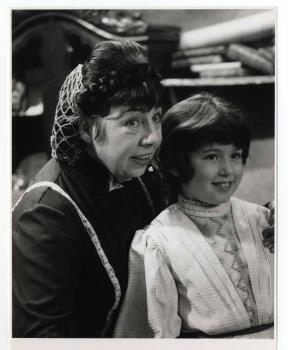 Engelina Maria Isabella (Elly) van Stekelenburg links en Marie-Louise de Vries in het televisiespel 'Gallows Glorious', uitgezonden op 4 september 1960 door de NCRV.; Foto Foto