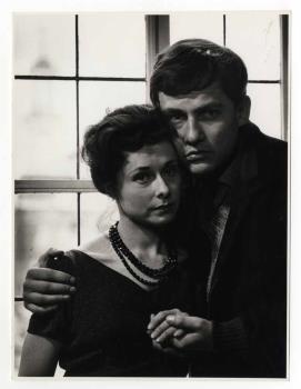 Betsy Smeets als Judith Lünig en Julien Gustave (Jules) Croiset als Karl Brink in het televisiespel 'Romeo en Julia in Berlijn', uitgezonden 16 juni 1960 door de KRO; regie Fritz Butzelaar.; Foto Foto