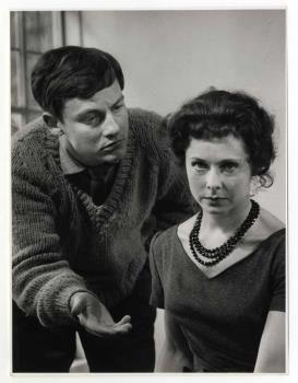 Betsy Smeets als Judith Lünig en Julien Gustave (Jules) Croiset als Karl Brink in het televisiespel 'Romeo en Julia in Berlijn', uitgezonden op 16 juni 1960 door de KRO, regie Fritz Butzelaar.; Foto Foto