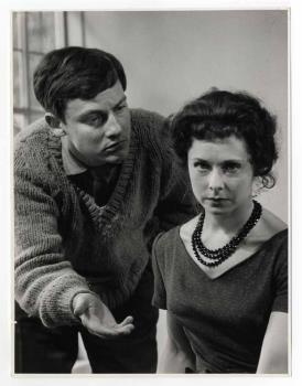Betsy Smeets als Judith Lünig en Julien Gustave (Jules) Croiset als Karl Brink in het televisiespel 'Romeo en Julia in Berlijn', uitgezonden op 16 juni 1960 door de KRO; regie Fritz Butzelaar.; Foto Foto